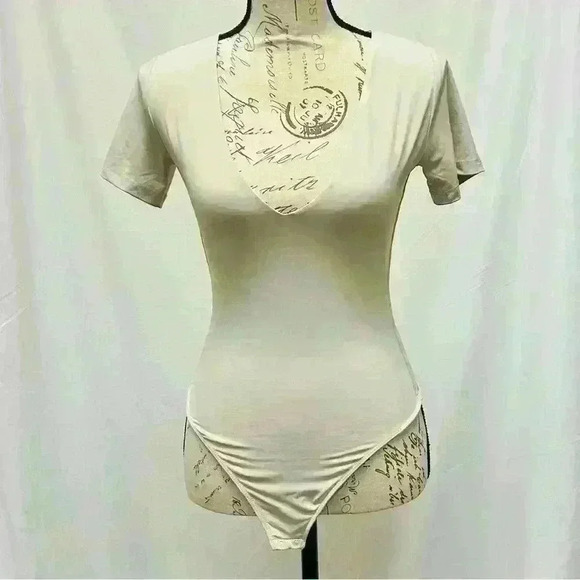 NWT House of Harlow 1960 Nude V-Neck Short Sleeve Bodysuit Size Medium - Picture 2 of 10